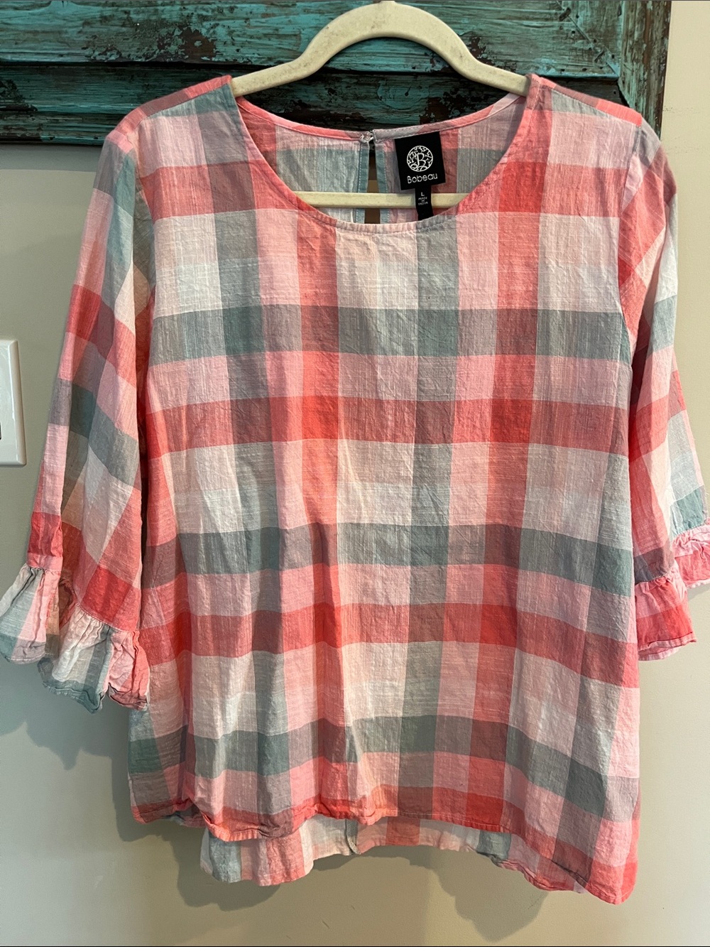 bobeau Coral, Gray & White Plaid Ruffle-Sleeve Tunic